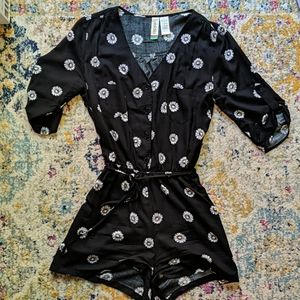Daisy print romper 🌼